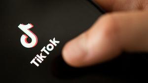 Logo de la plataforma TikTok en un teléfono móvil