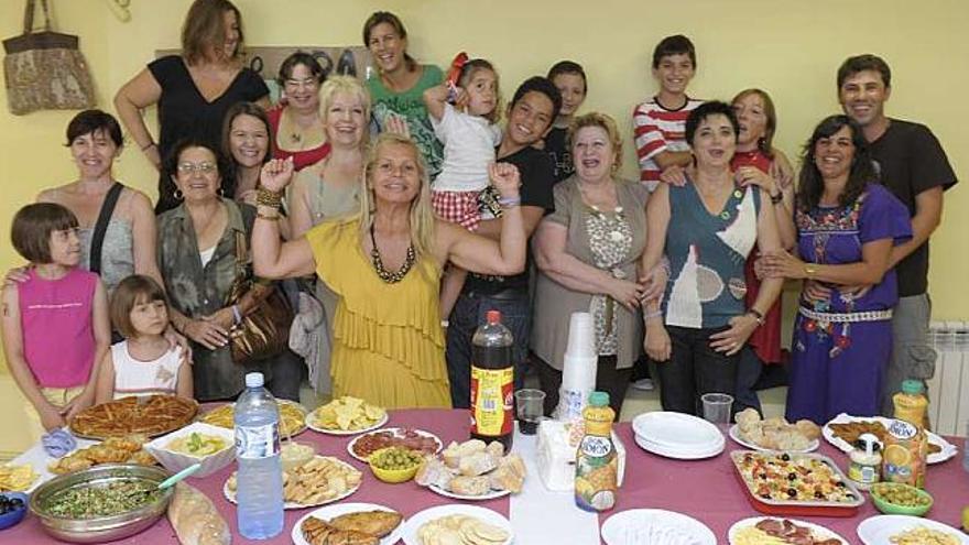 Participantes en la fiesta de bienvenida, ayer, en el Centro Municipal da Muller. / víctor echave