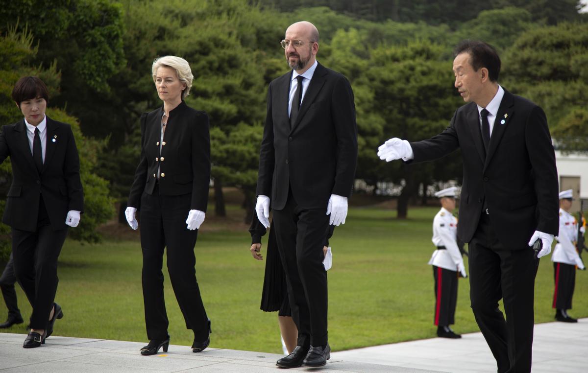 Von der Leyen y Michel visitan el Cementerio Nacional de Corea