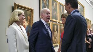 El presidente del Gobierno, Pedro Sánchez (d), recibe al presidente de los Estados Unidos, Joe Biden (2-d), y sus nietas a su llegada a la cena que el jefe del ejecutivo español ofrece a los jefes de Estado y jefes de Gobierno que participan en la cumbre de la OTAN, este miércoles en el Museo del Prado, en Madrid. 