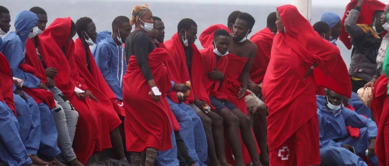 Un grupo de migrantes tras desembarcar de una embarcación, ayer, en Lanzarote.