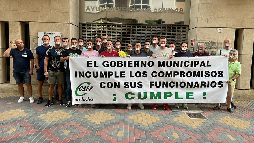 Los funcionarios del Ayuntamiento de Águilas se encierran por &quot;los incumplimientos del equipo de gobierno&quot;