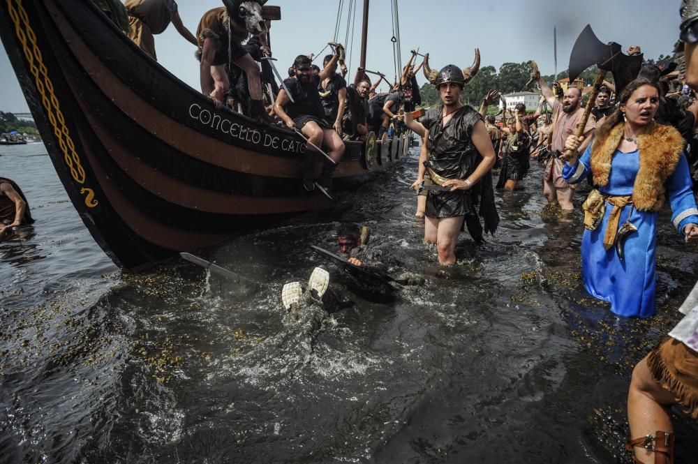 Las hordas vikingas desembarcan con sus armas y sus gritos de guerra en Catoira ante 30.000 personas.