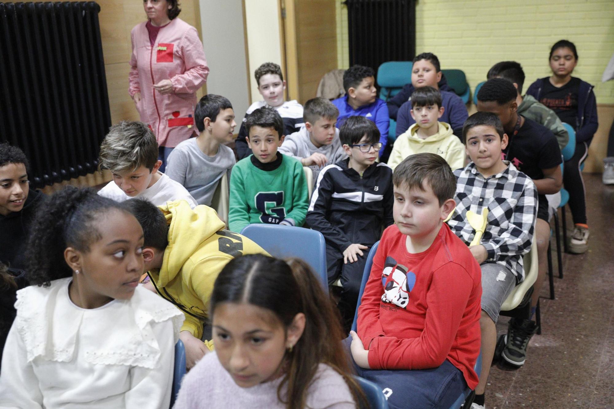 En imágenes. El Club Balonmano La Calzada visita el colegio Pumarín