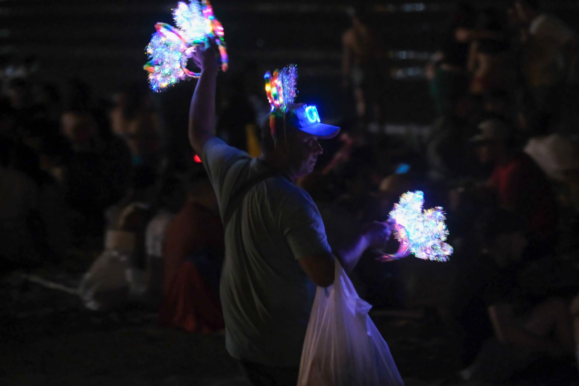 Málaga celebra una noche de San Juan llenando las playas de hogueras y fiesta