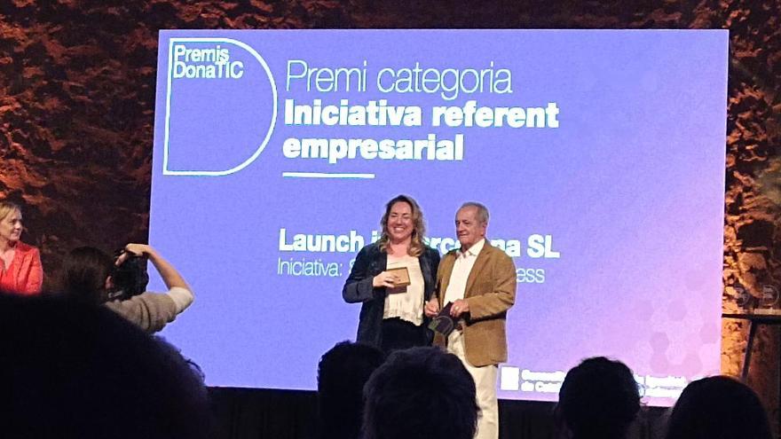 Eva Díaz recollint el premi Dona TIC d'Iniciativa Referent Empresarial