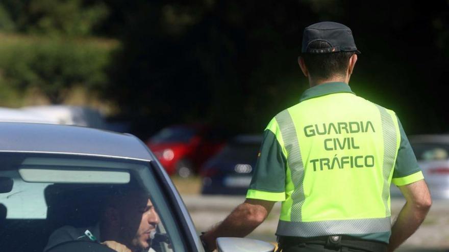 Un agente, durante un control de alcoholemia. | Noe Parga