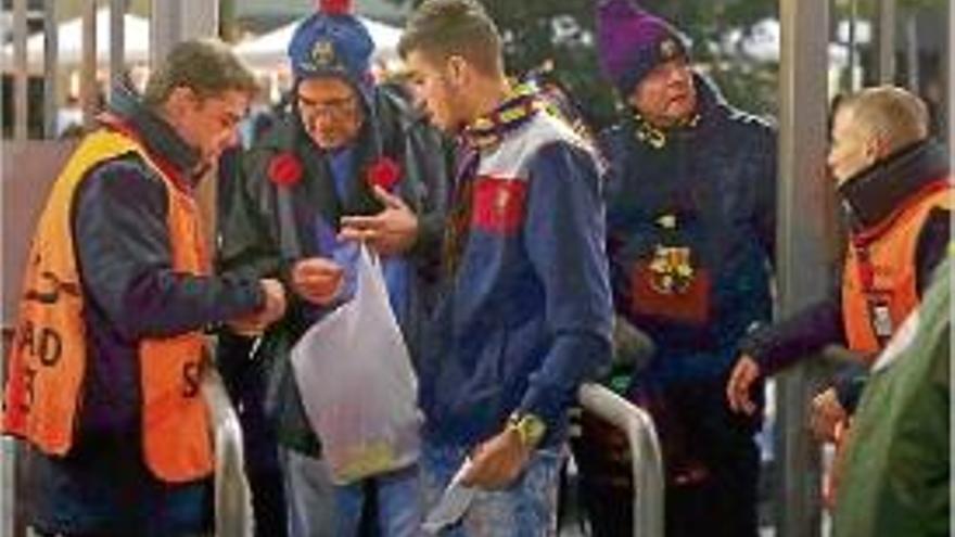 Uns aficionats passant un dels controls d&#039;accés al Camp Nou.