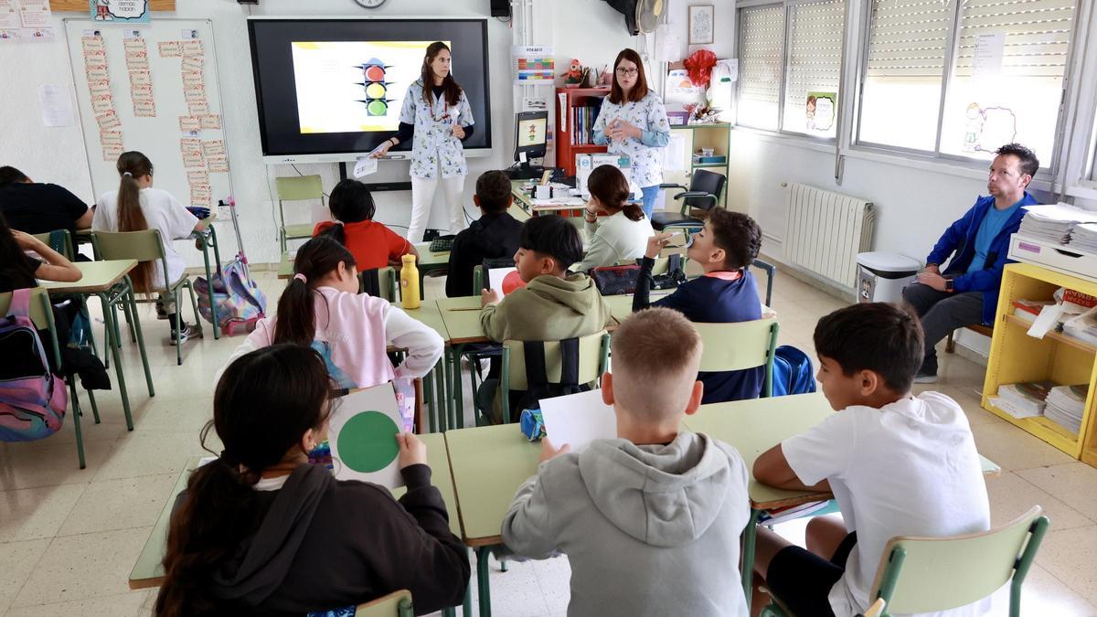 Las enfermeras escolares Gloria Martínez y Aurora Garrido durante la actividad en el CEIP San Andrés.