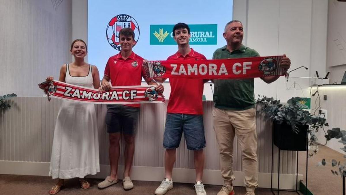 Juanje e Hidalgo fueron presentados ayer en Caja Rural