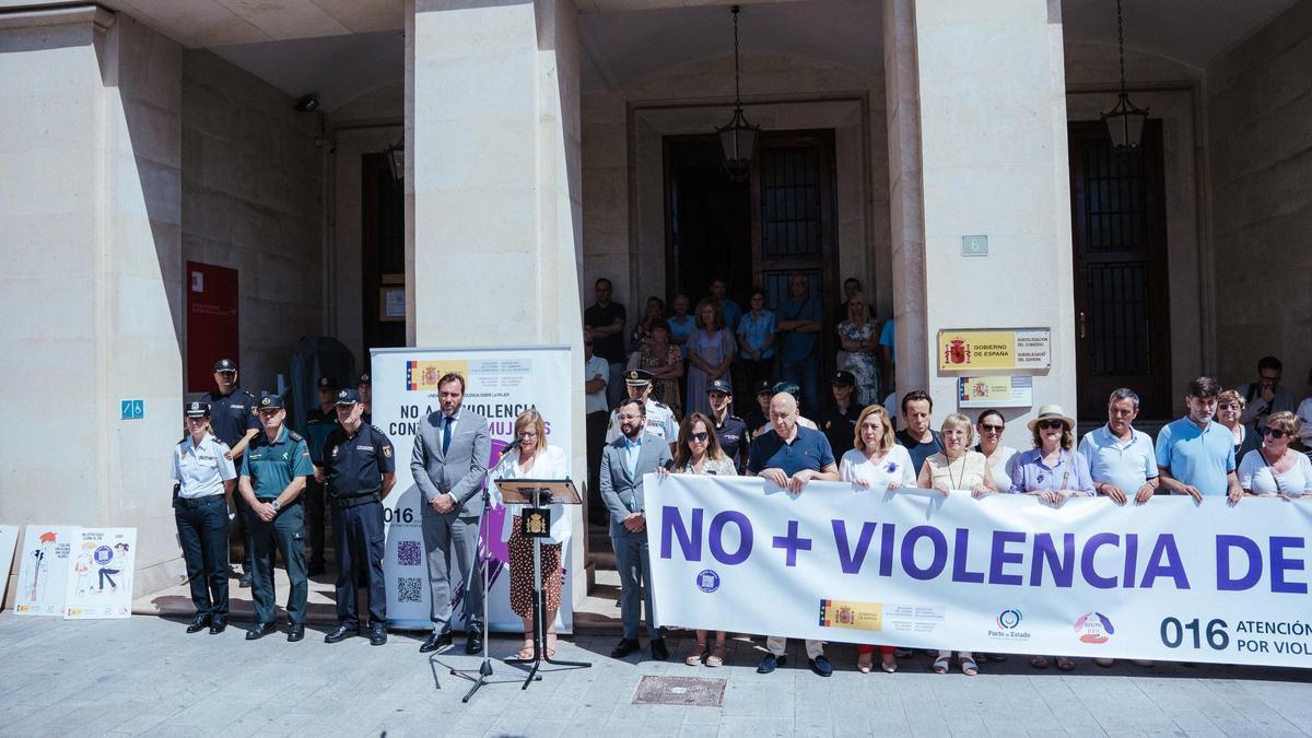 Minuto de silencio en repulsa por el crimen machista del pasado 15 de julio en Alicante.