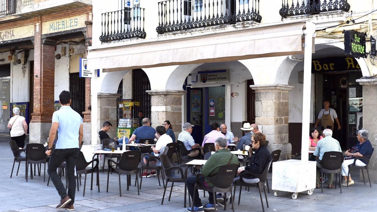 Terraza de un establecimiento hostelero de la Plaza de España de Mérida.