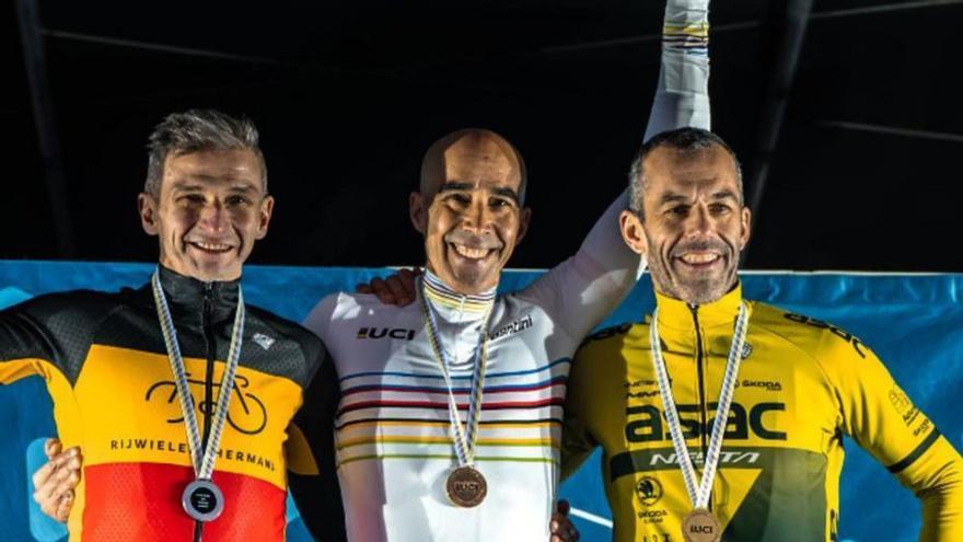 Marco Prieto, a la derecha, en el podio con Misser y Slekc. |
