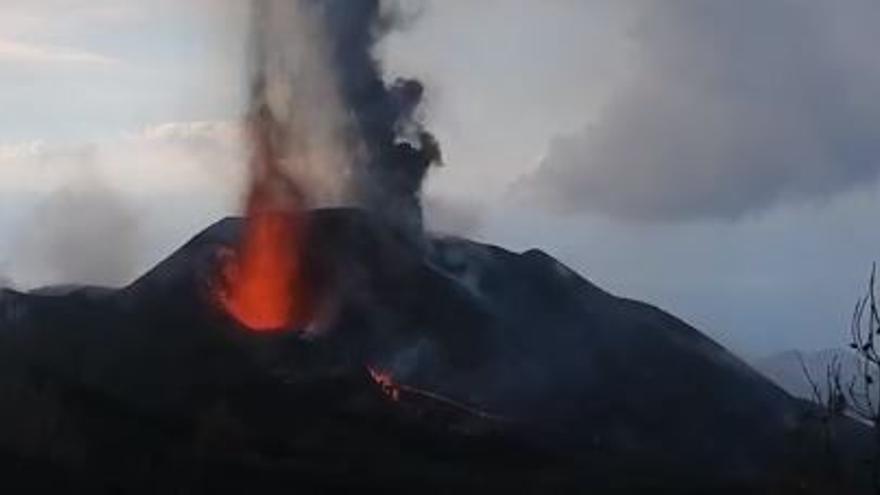 Los piroclastos generan un nuevo cono en el volcán de La Palma