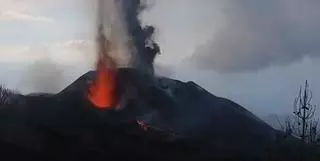 Los piroclastos generan un nuevo cono en el volcán de La Palma