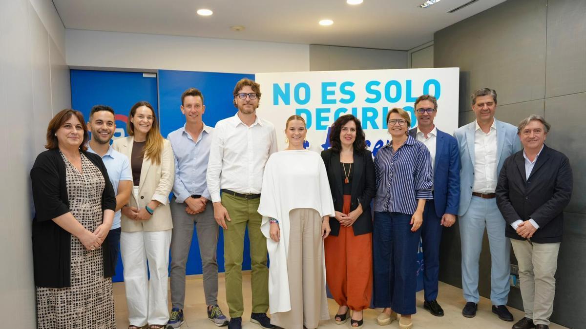 Prohens, junto a la nueva directiva del PP de Baleares.