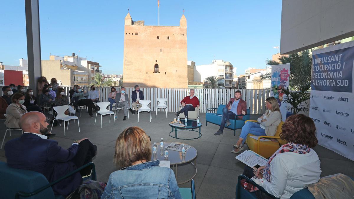 El diálogo se realizó junto a la torre de Torrent, en el Antic Mercat.