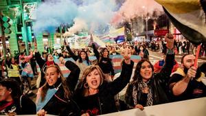 La activista por los derechos trans, Mar Cambrollé, junto a varias manifestantes durante una  marcha convocada por ‘Federación Plataforma Trans’ ante las enmiendas del PSOE, a 12 de noviembre de 2022, en Madrid (España). ‘