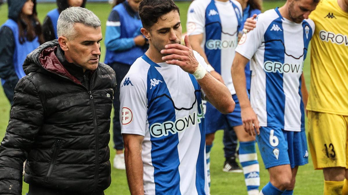 Vicente Parras conversa con uno de sus jugadores al terminar el último partido en casa