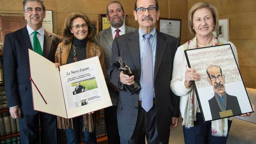 Por la izquierda, Ramón Sobrino, María Encina Cortizo -sujetando la portada de LA NUEVA ESPAÑA-, Ángel Medina, Emilio Casares -con la estela de Legazpi- y Mercedes Fernández-Cueto -con la caricatura de Pablo García-, ayer, en LA NUEVA ESPAÑA.