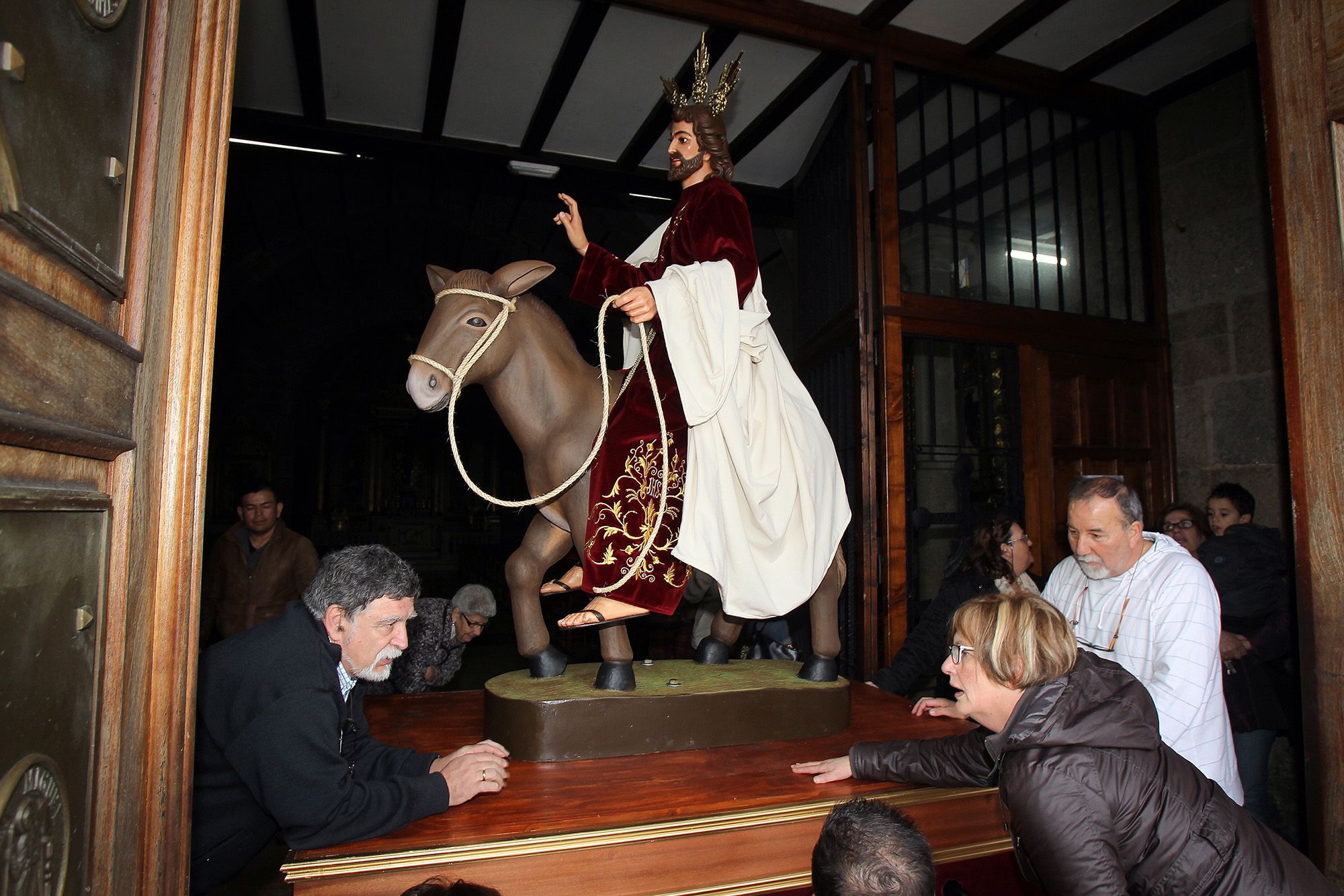 2014 Cofrades instalando la imagen de la Borriquita en la iglesia de San Miguel (Bouzas) convirtiéndose en la segunda borriquilla de la ciudad.jpg