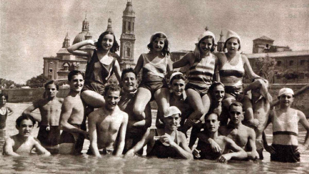 Un grupo de jóvenes disfruta del río a principios del siglo pasado.