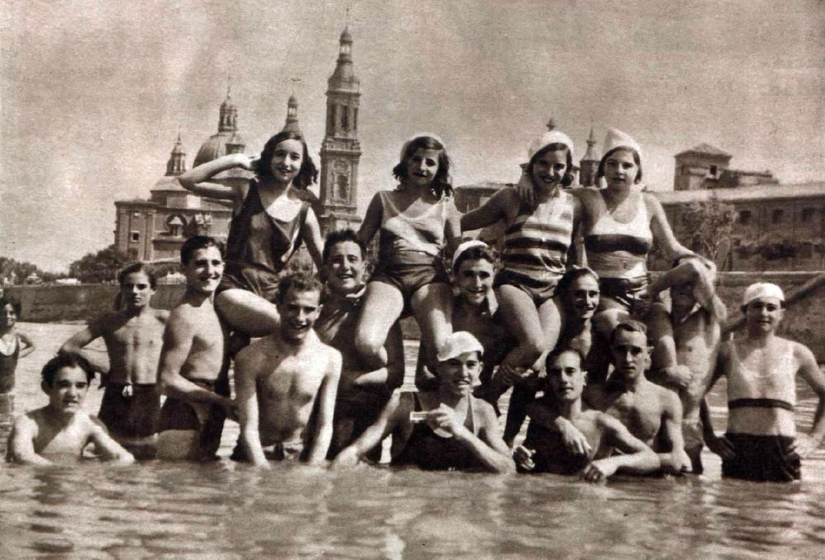 Un grupo de jóvenes disfruta del río a principios del siglo pasado.