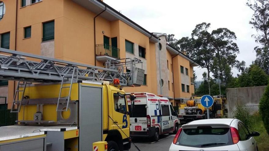 Bomberos y sanitarios, en el exterior del edificio.