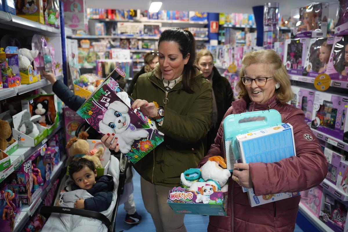 Compras de juguetes poco antes de la llegada de los Reyes Magos.