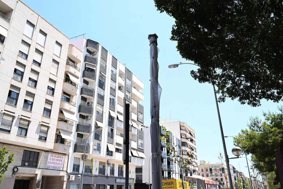 La instalación de los postes para las cámaras de videovigilancia se ha iniciado en la calle Pedro Juan Perpiñán de ElcheIDA PEDRO JUAN PERPIÑAN