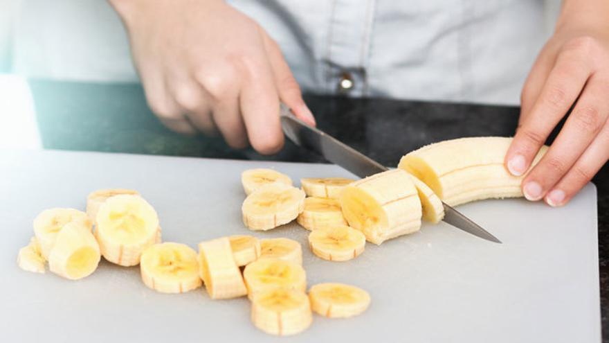 Corta los plátanos en trozos pequeños para la receta. 