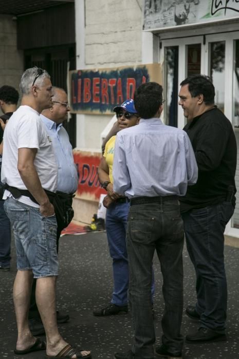 19/04/2017 MANIFESTACIONES  concentración de residentes venezolanos frente a la embajada de su pais para reclamar  elecciones libres