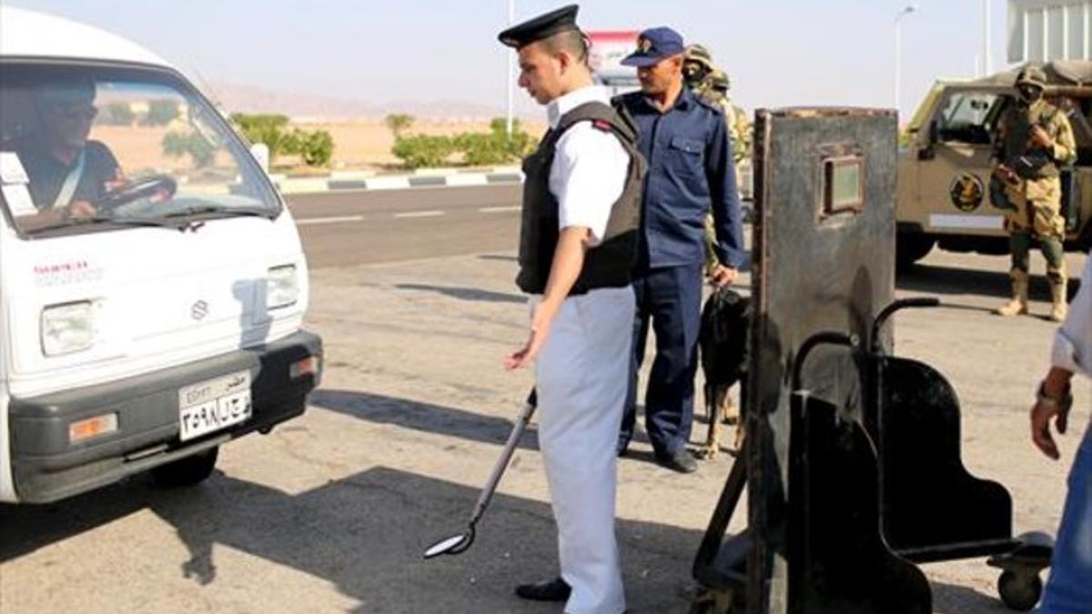 Agentes policiales egipcios inspeccionan los vehículos que se acercan al aeropuerto de Sharm el-Sheikh, esta pasada semana.