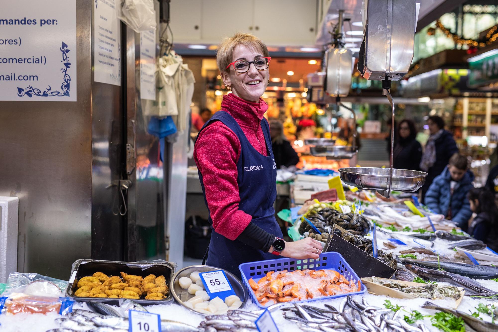 BARCELONA 02/12/2022 Economía. Elisenda Goñi, pescadera de la pescadería Sunta en el mercado de la Concepción. compras de alimentos. FOTO de ZOWY VOETEN