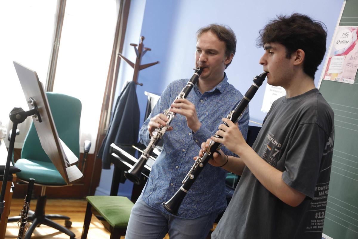 Antonio Serrano ofrece una clase magistral de clarinete en Avilés.