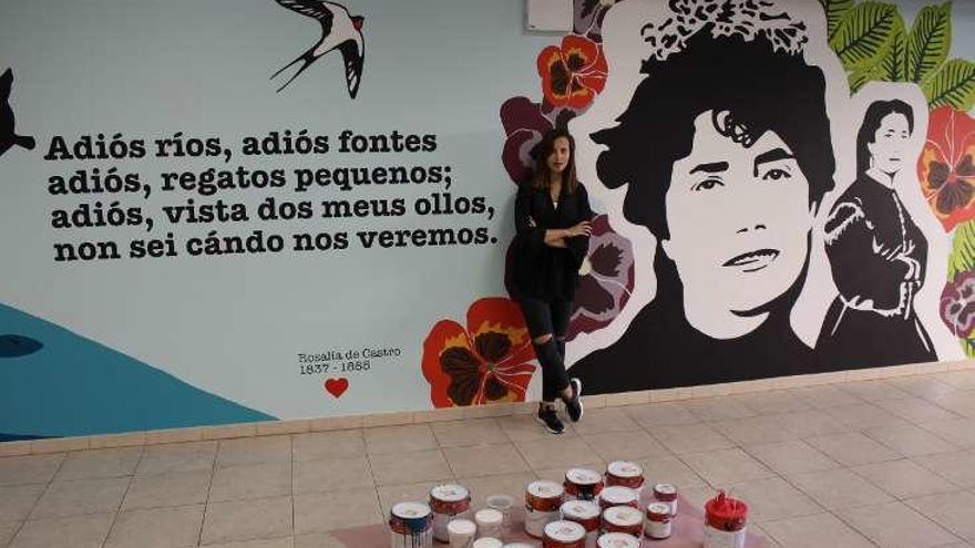 La artista Vanesa Álvarez junto al mural de la poeta gallega. // FdV