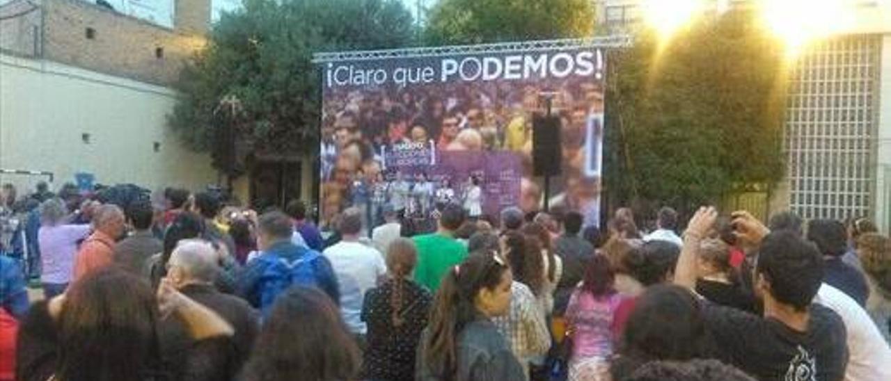 Acto de Podemos en el instituto Teodor Llorente.