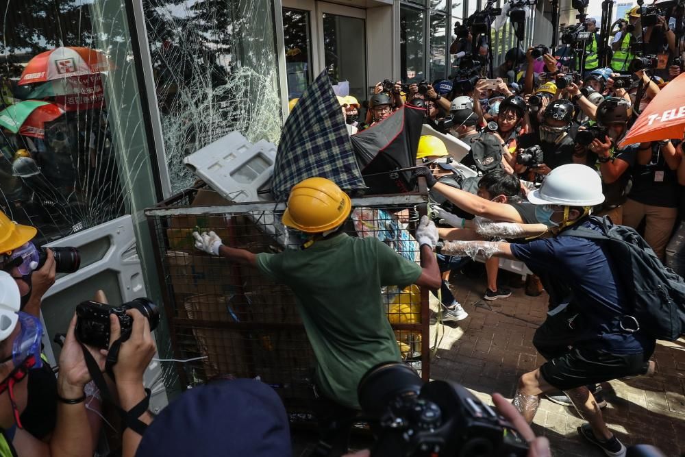 Policías y manifestantes hongkoneses chocan en ...
