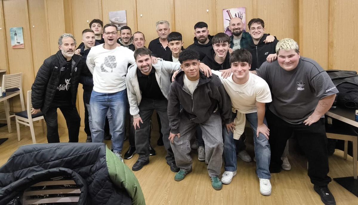 El restaurante Manxares invitó al equipo estradense a una cena por su gran primera vuelta.