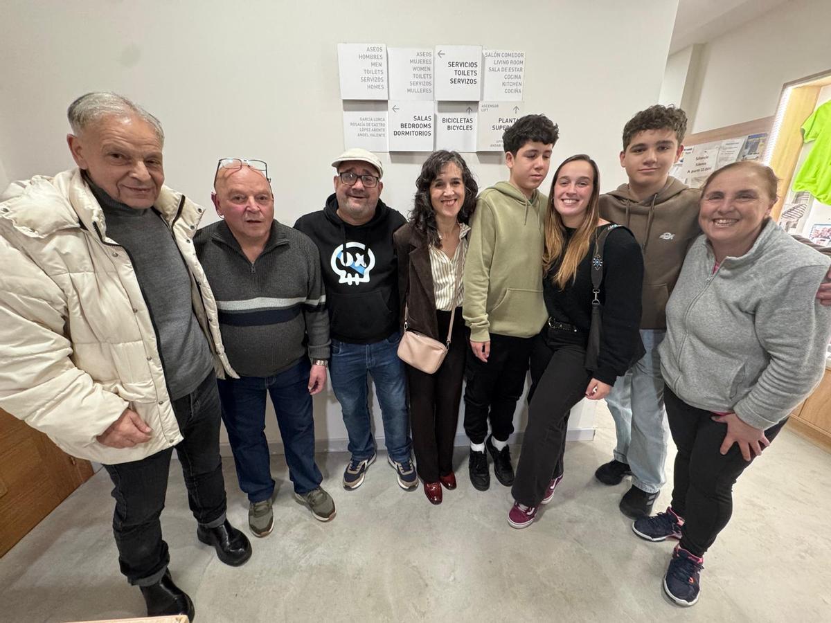 Ángel Castro, segundo izquierda, con su familia y los gerentes de Bela Muxía.