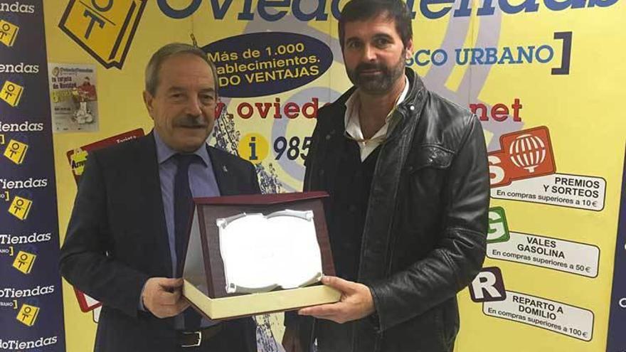 Arriba, Wenceslao López con Emilio Álvarez, ganador del certamen. Sobre estas líneas, el escaparate premiado.