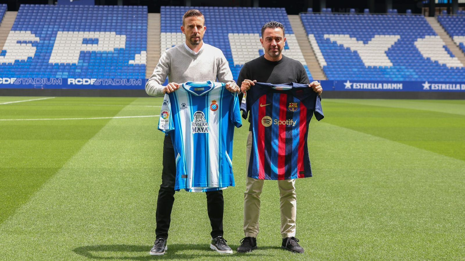 Xavi y Luis García, en la tradicional foto previa al derbi