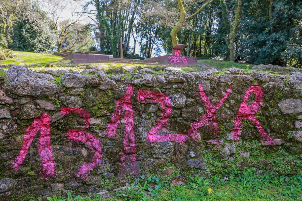 Las pintadas aparecidas a principios de mes en el castro Alobre de Vilagarcía.