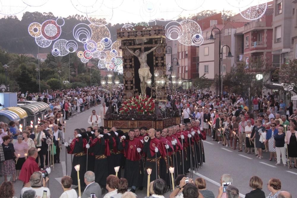 La procesión del Cristo y los fuegos llenan las calles de Cangas. // S. Álvarez