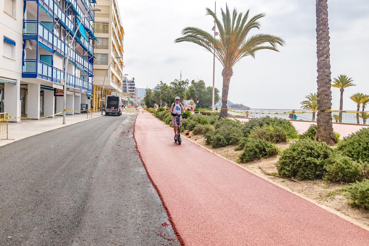 El carril rojo ya terminado a la espera del asfalto verde en el otro tramo.