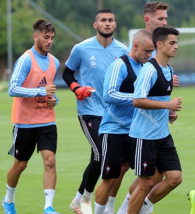 La afición disfruta del entrenamiento del Celta en el Día de Galicia