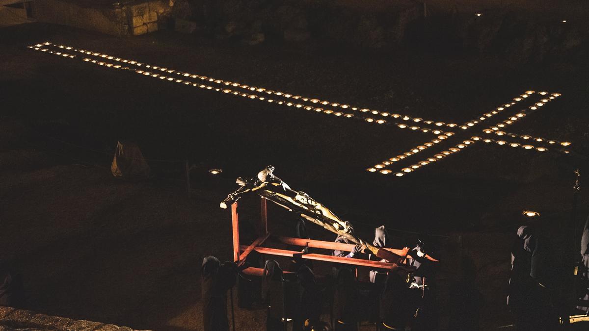 Un momento del Vía Crucis del Cristo de la O, en el Anfiteatro Romano de Mérida.