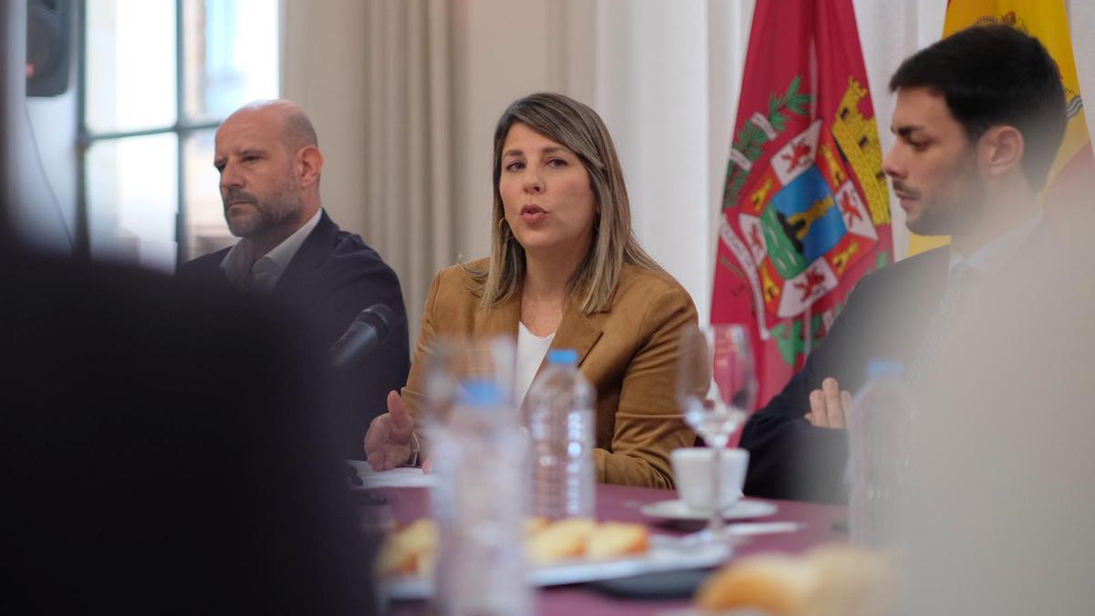 La alcaldesa junto a los ediles de Urbanismo, Presidencia e Infraestructuras y Hacienda y Educación este lunes