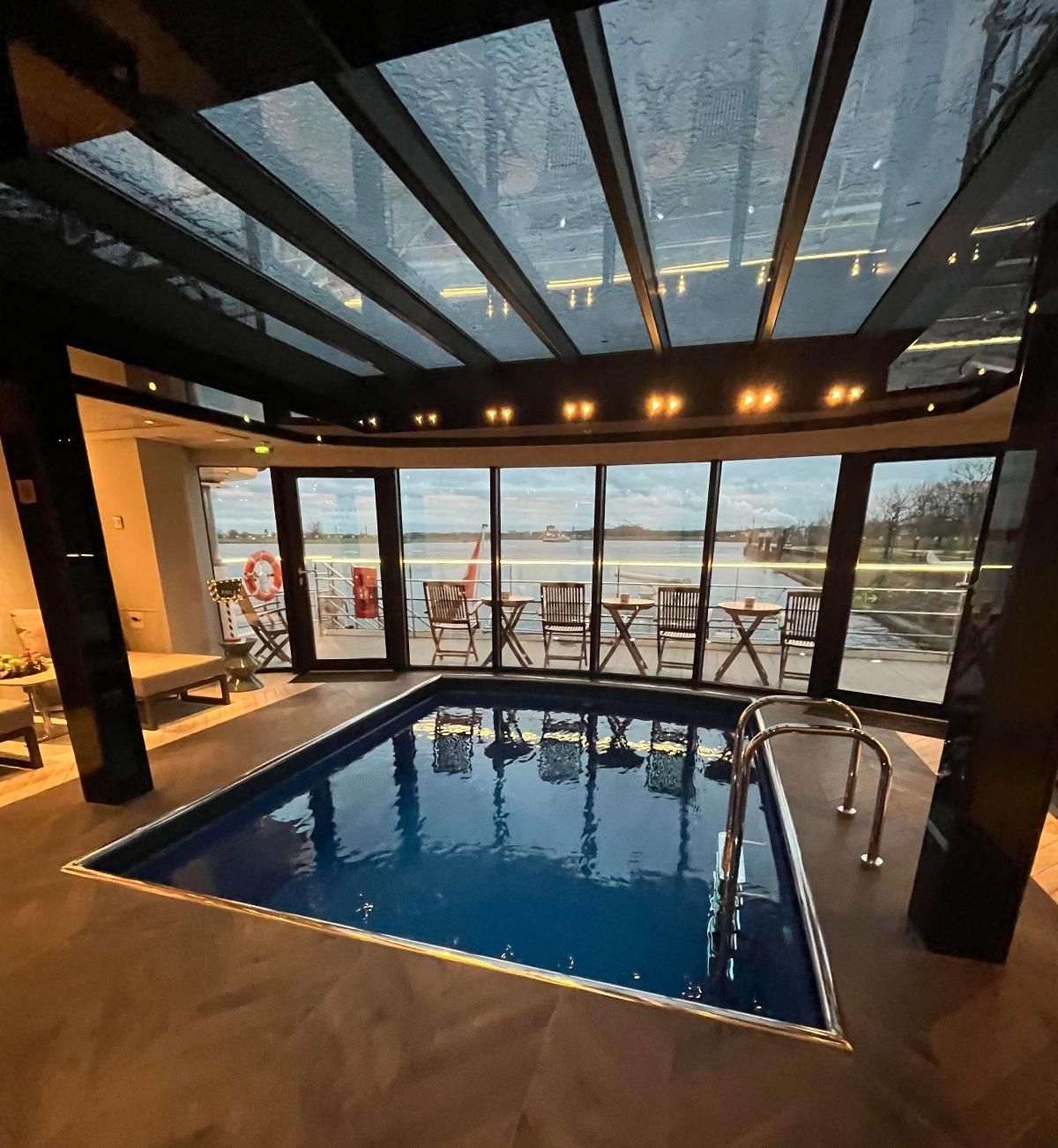 Nada mejor para entrar en calor que un baño en la piscina del Riverside Debussy.