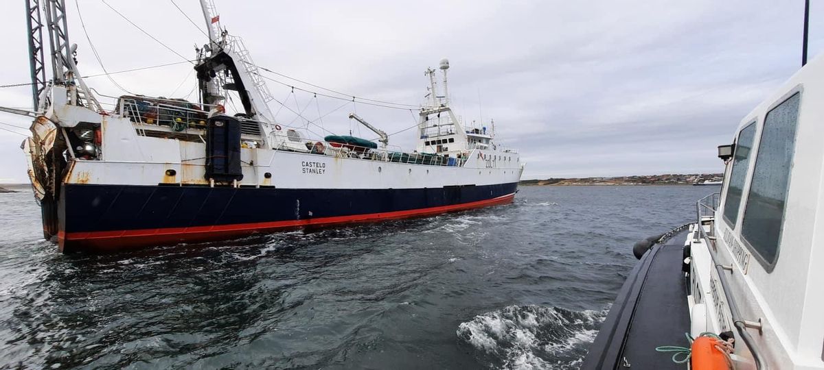 El buque arrastrero "Castelo" en el archipiélago de Malvinas a la pesca de calamar.